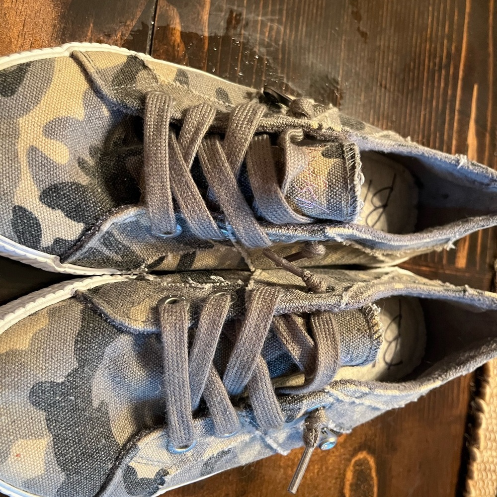 Womens size 7 1/2 Blow Fish camouflage sneakers - Picture 2 of 4
